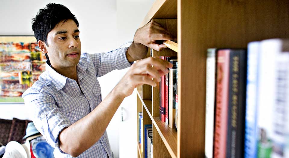 GLEDER SEG: Noman Mubashir er en av tre forfattere som skal stimulere leselysten blant minoritetsungdom. Det hele skjer fredager i april p� Litteraturhuset i Oslo, med en samling for hvert av spr�kene urdu, arabisk og somali.