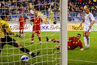 TR�STEM�L: Takket v�re dette Carew-m�let spilte Norge 1-1 mot Montenegro i 2. omgang.