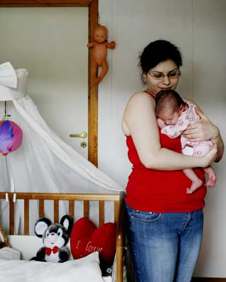 MOR OG BARN: - Det som skjer i Norge og Iran vet barnet intet om. Det eneste sentrum i Roxanas liv er hennes iranske mamma, mener barnepsykolog Magne Raundalen.