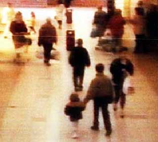UNGE KRIMINELLE: Dette overv�kingsbildet fra et handlesenter i Storbritannia i 1993 viser to �r gamle James Bulger bli bortf�rt ti�ringene Jon Venables og Robert Thompson. To-�ringen ble drept, og 10-�ringene ble p�grepet og d�mt for ugjerningen.