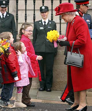 MANGE ALLEREDE LAGRET: Av 160 000 10- til 17-�ringer som ble DNA-registrert i 2006-2007 er minst 81 000 uskyldige, fastsl�r britiske ARCH. Her hilser barn fra St Patrick-katedralen i Nord-Irland p� dronningen.