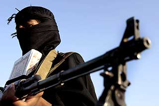 BEREDT TIL � KJEMPE: Et maskert medlem av Mehdi-h�ren lar seg avfotografere under en demonstrasjon i Sadr City tilbake i august 2006.