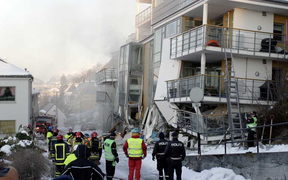 RUINER: Boligblokken i Fjelltunvegen i �lesund kollapset fullstendig.
