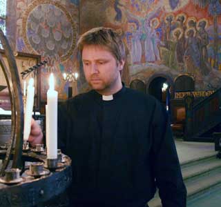 �PEN KIRKE: Kirken forbereder en s�rgegudstjeneste i �lesund. Her kapellan Kjartan Leer-Salvesen som holdt �pen kirke i g�r ettermiddag.