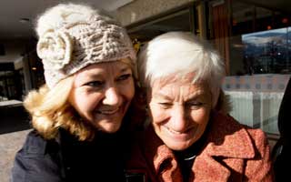 OMFAVNES: Elsa Peggy Eld�y omfavnes av datteren Ina.