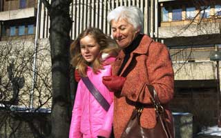 I ARMKROKEN: Med barnebarnet Vilde i armkroken Elsa Peggy �lesund R�dhus.