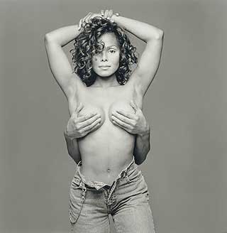 JACKSON: Her er artisten Janet Jackson fotografert i 1993. Hvem armene p� bildet tilh�rer er ikke kjent. Prisantydning: 6000 til 9000 dollar.