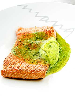 PUR FORN�YELSE: Kokt laks med purre og wasabi. Sistnevnte spiller en liten, men viktig rolle i purre-pureen.