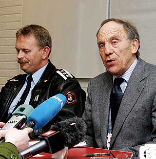 VURDERER SITUASJONEN VED BYGGET: Brannsjef Geir Thorsen og seniorforsker ved SINTEF Erik Thorenfeldt.