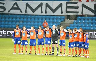 STILLE �PNING: Kampen p� Ullevaal ble �pnet med en stille markering for de savnede etter raset i Aalesund, og til minne for VIFs tidligere mediesjef Bj�rn Olsen.