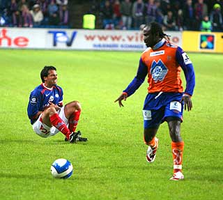 TETT �PNING: Martin Andresen f�r seg en smell i �pningsminuttene.