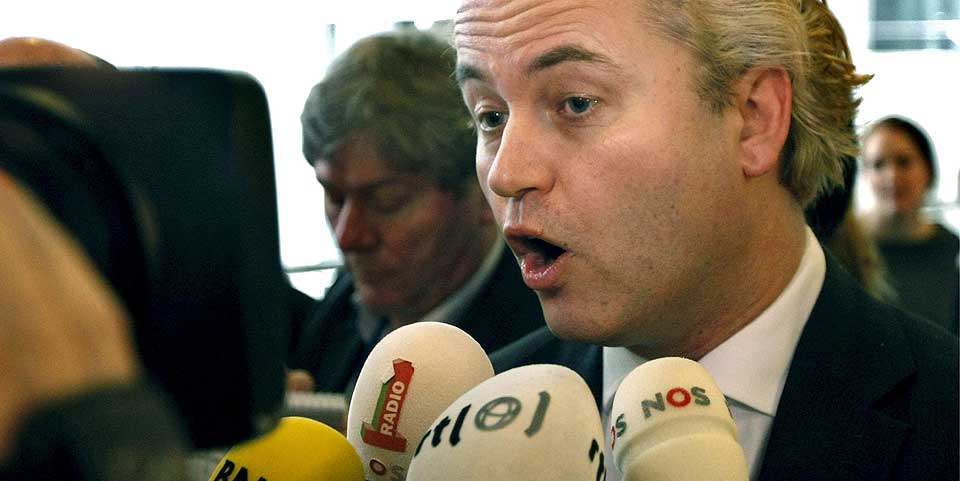 TAR AVSTAND FRA FILMEN: Den nederlanske politikeren Geert Wilders har laget en islamkritisk kortfilm, som lenge f�r den f�rste visningen vekket mye harme over hele verden. Nederlands regjering og alle EU-land har tatt avstand fra filmen.