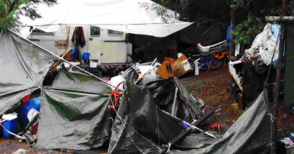 HER BODDE FAR OG DATTER: I en campingvogn i skogen bodde de to sammen i flere �r. Datteren r�mte etter omfattende seksuelt misbruk.