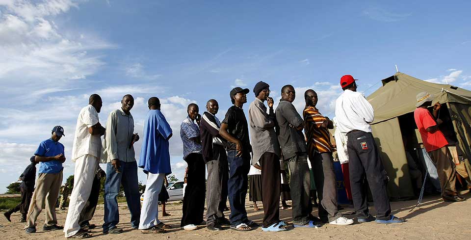 LANGE K�ER: Det ble rapportert om lange k�er utenfor enkelte valglokaler. Her venter folk p� � avgi sin stemme utenfor et provosorisk valglokale i Chitungwiza, utenfor hovedstaden Harare.