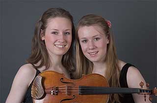 S�STRE: Eldbj�rg samarbeider med sin tre �r eldre s�ster Ragnhild (t.v).