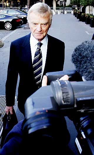 MEKTIG: Max Mosley er regnet som en av de mektigste mennene i internasjonal motorsport. De andre h�ye herrer i FIA styrer i dag klar av sexskandalen.