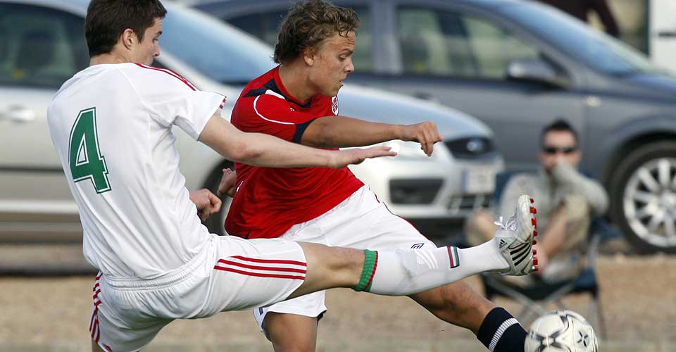 OGS� FOR NORGE: Her er Jo Sondre Aas (t.h.) p� U19-landslaget, i duell med Ungarns Daniel Lengyel p� La Manga tidligere i m�neden.