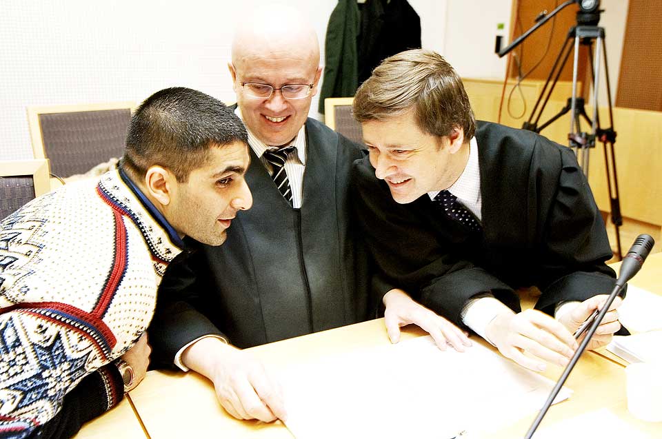 I RETTEN: Bhatti og forsvarerne Arvid Holden og John Christian Elden.