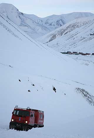 BUSSEN OPP TIL BREEN: Med beltebil kj�res du fra Longyearbyen og opp p� breen.
