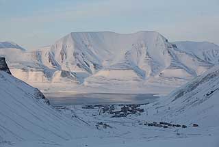 VAKKER UTSIKT: Longyearbyen sett fra brekanten.
