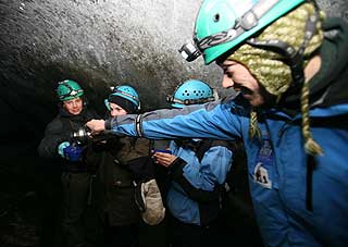 VARM DRIKKE: Kaffepause 10 meter under sn�en. Fra venstre Hans Kristian Krohn-Hansen, Siv Fagerbekk, Elisabeth Norheim og guiden Anders S�yland fra Spitsbergen Travel, som er de eneste som guider gjester under Longyearbreen.
