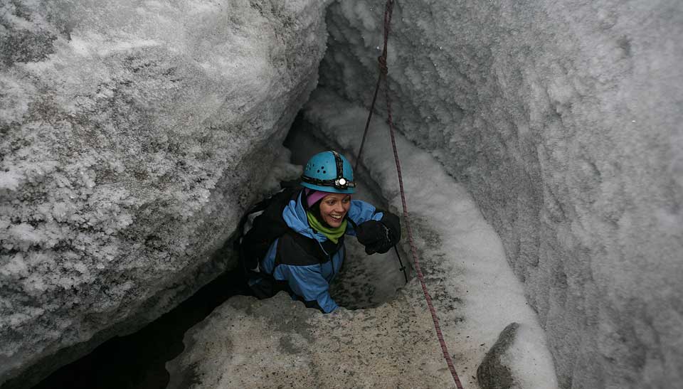 GLIS P� IS: Siv Fagerbekk er slett ingen pyse og fant seg fort til rette i smeltevannskanalene under Longyearbreen p� 78 grader nord.