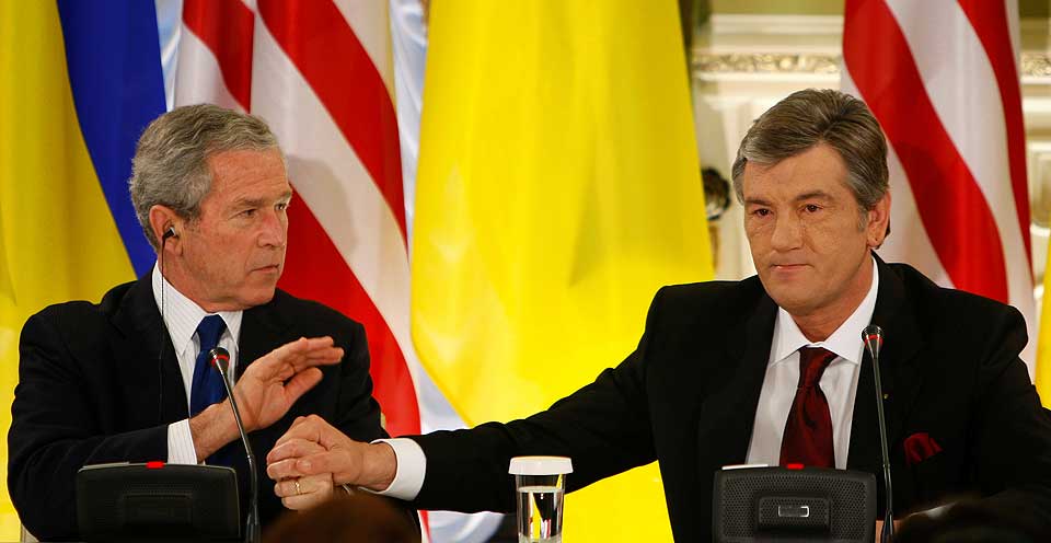 GODE VENNER: USAs president George Bush og Ukrainas president Viktor Jusjtsjenko hadde en god tone under dagens m�te. Begge h�per Ukraina n� tar nok et skritt mot meldemsskap i NATO.