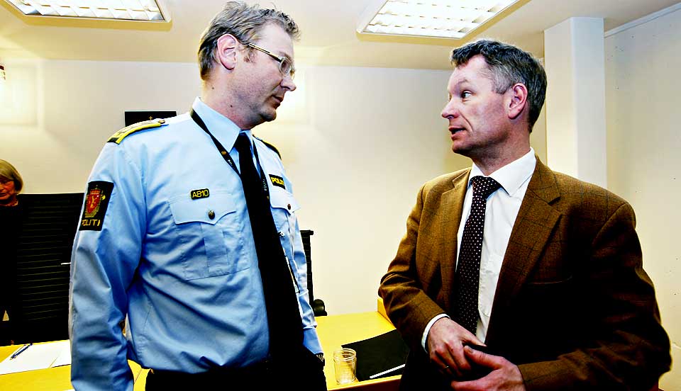 - R�VERHISTORIE AVSL�RT: Politiadvokat Per Zimmer (t.v.) fortsetter etterforskningen for fullt etter dagens fengslingsm�te, men mener at b�de klienten til advokat Peder Morset og den andre vekteren var involvert i det fire timer lange �ranet� av pengetransporten.