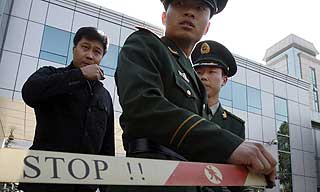  IKKE LENGER:  Rettslokalet i Bejing var avsperret da dommen mot Hu Ji falt i dag.