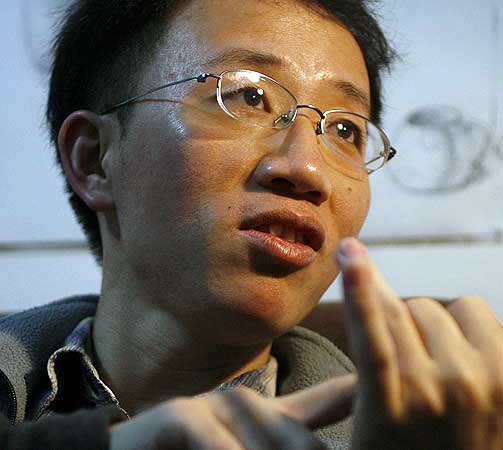  BRYSOM KRITIKER:  Hu Ju (34) ble i dag d�mt til tre og et halvt �rs fengsel i Beijing. Han har uttalt seg kritisk til utenlandske medier om kinesiske forhold.