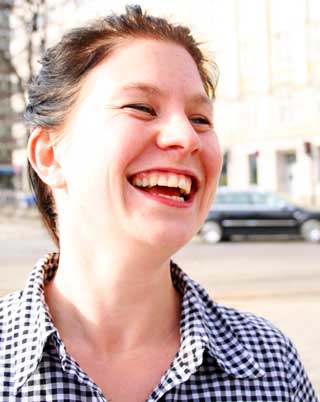 LEVENDE BYSENTRUM: -- En ting er at dette er et tilbud til turister, men n�r noen har lyst til � lage et tilbud som gj�r byen mer levende, synes jeg at vi som lokalpolitikere skal hjelpe dem og ikke motarbeide med krav om drosjel�yver og andre p�legg, sier bystyremedlem Rina Mariann Hansen.