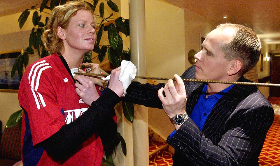 KJENDISMOTIVATOR: Her forbereder �yvind Hammer h�ndballspiller Tonje Larsen til h�ndball-VM i 2003, ved � l�re henne hvordan man kan b�ye en jernstang med nedre del av halsen.
