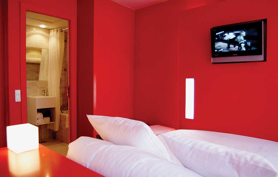 REDRUM: Ved Fox Hotel i K�benhavn kan du overnatte p� Kim Hiort�ys r�de rom.