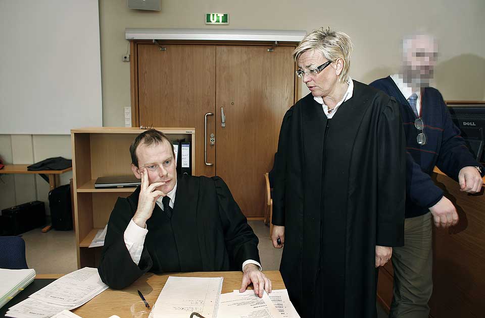 D�MT: Her er den tidligere l�reren sammen med Her er han (t.h.) sammen med sinforsvarer Gunhild L�rum og aktor Bj�rn O. Aspelund i NedreRomerike tingrett tidligere i saken.
