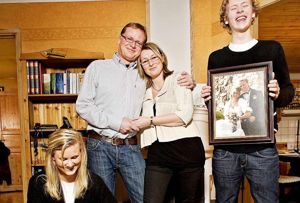 - DET HAR V�RT HARDT ARBEID HELE VEIEN: Jack (48) og Kirsti Sveberg (44) fikk barna Joakim (17) og Camilla (19). De er fortsatt gift.