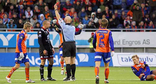 UTVIST: Kristjan �rn Sigurdsson fikk to gule kort og ble utvist midtveis i andre omgang.