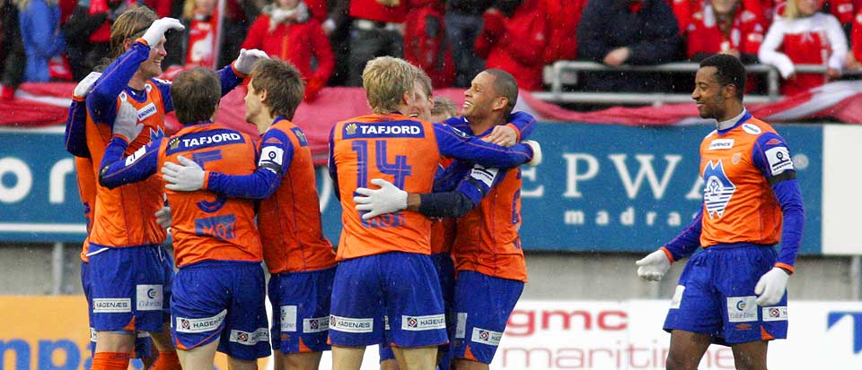 ORANSJE JUBEL: Aalesund scoret fire m�l og vant fullt fortjent mot Brann i kveld.
