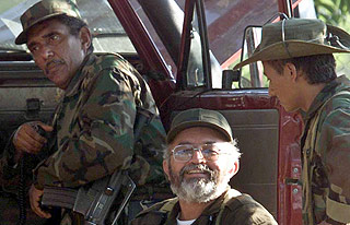  DREPT:  Raul Reyes (i midten) var en av topplederne i FARC-geriljaen og kontakten utad. Etter at han ble drept i et milit�rt raid i begynnelsen av mars i �r, er det ingen som f�r kontakt med geriljaen og gislene.