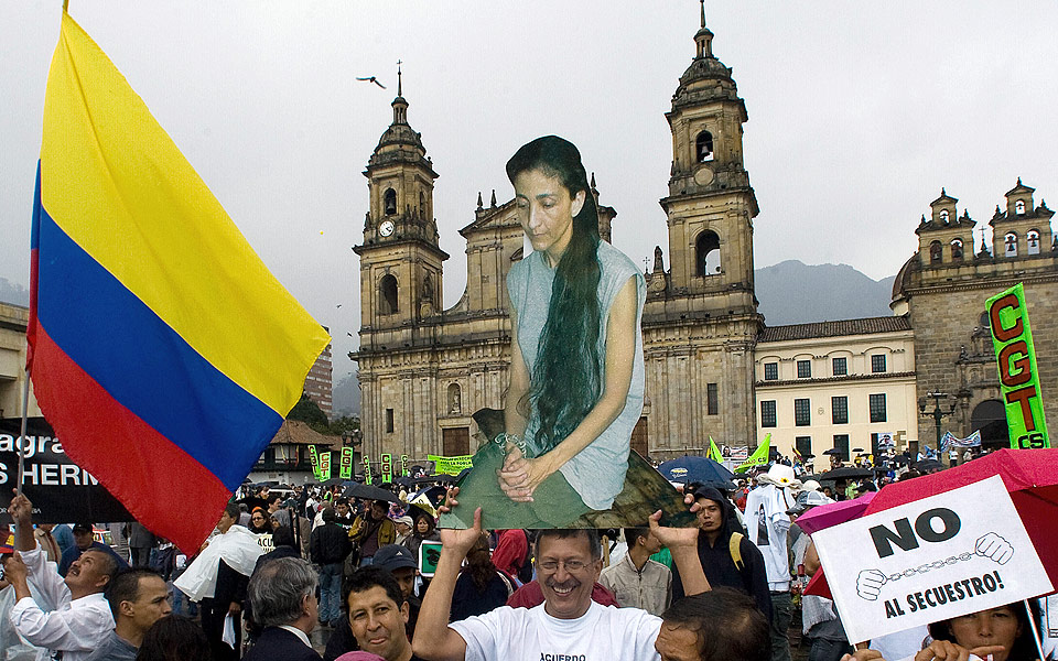  BOGOTA L�RDAG:  Stor demonstrasjon i Colomias hovedstad Bogota med krav om at FARC-geriljaen m� frigi alvorlige syke Ingrid Betancourt (p� plakaten).