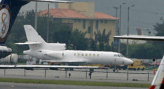  VENTER:  Dette Falcon-flyet med medisinsk mannskap st�r stand by p� den milit�re flyplassen i Bogota for � hente alvorlig syke Ingrid Betancourt i jungelen. Men ingen har kontakt med hennes kidnappere i FARC-geriljaen.