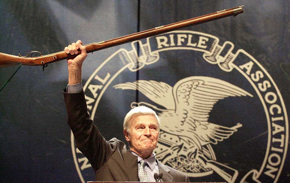 D�D: Charlton Heston, her p� talerstolen som president i NRA, er d�d.