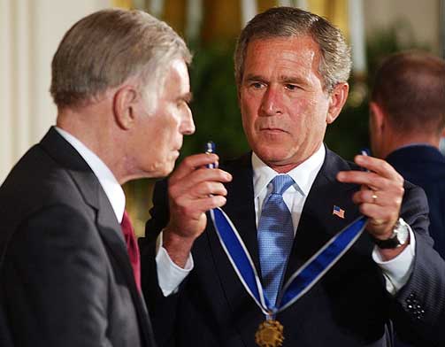 BLE BE�RET: Heston fikk i 2003 he Presidential Medal of Freedom av George W. Bush.