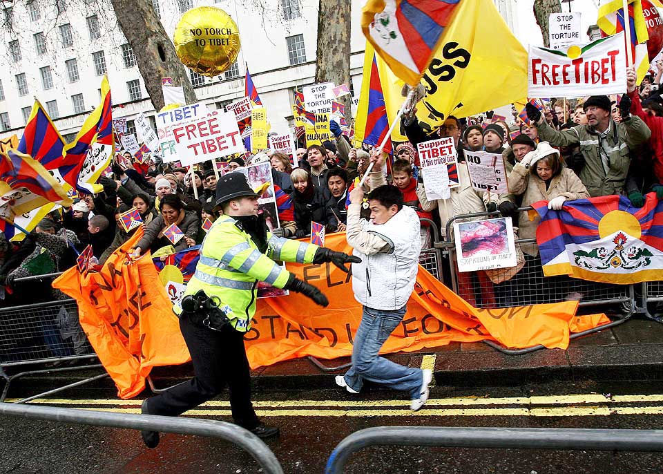 TUMULTER: Tibetanske st�ttespillet har fors�kt � sabotere fakkelstafetten med OL-ilden i London i dag.