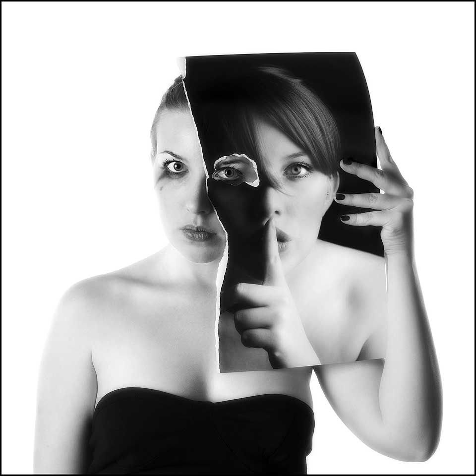 SELVPORTRETT: Michaela Klouda m�tte g� noen omganger med stativ og selvutl�ser for � f� til portrettet Me+Myself. Men det var tydelig verdt det. I g�r vant den talentfulle 22-�ringen prisen for beste fotografl�rling, blant annet med dette bildet av seg selv. Se flere bilder nedenfor.
