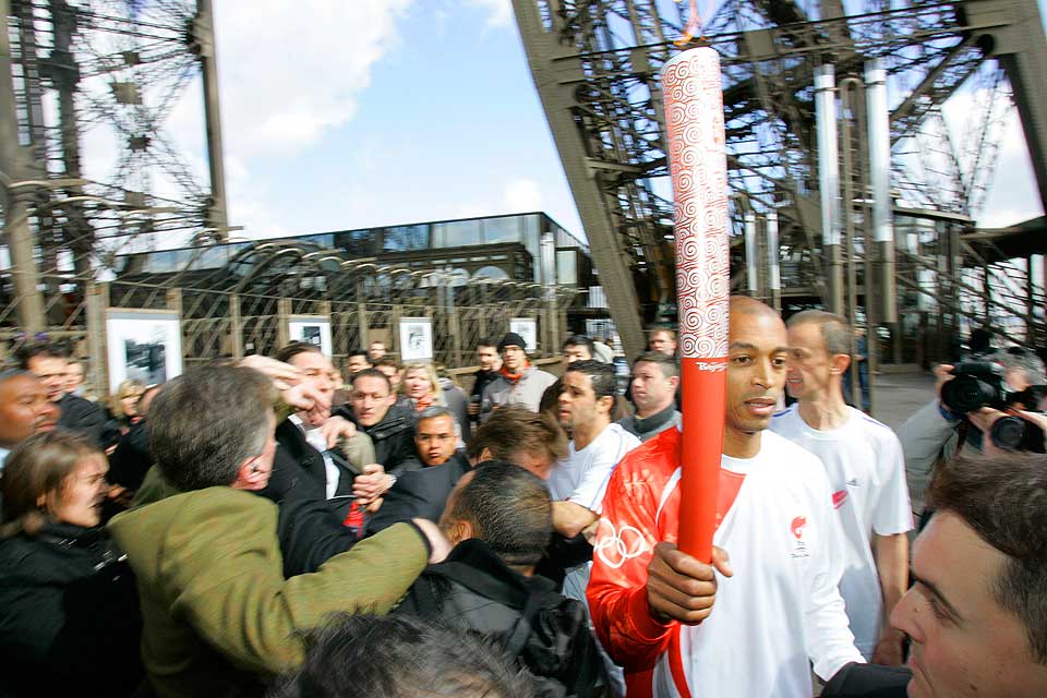USIKKER FERD: OL-fakkelen var omgitt av et enormt sikkerhetsoppbud i Paris' gater i dag.