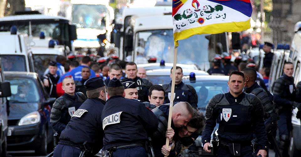 TIBET-DEMONSTRASJONER: Slik s� gatebildet i London og Paris ut i forbindelse med den olympiske fakkelstafetten.