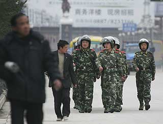 �CRACKDOWN�: Dere kaller det �� sl� ned p�, vi kaller det � rydde huset f�r vi inviterer gjester, sier ambassad�r Gao Jian om det milit�re storinnrykket i Tibet etter oppt�yene 14.mars.