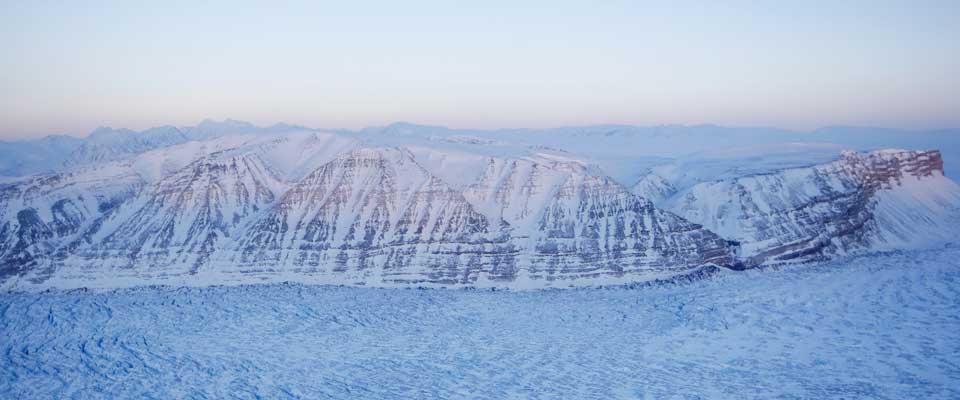 BLIR VARMERE: Brefronten p� Kongsbreen like ved Ny-�lesund var 4,5 kilometer lenger ute i Kongsfjorden for bare 30 �r siden. For tredje vinter p� rad er fjorden n� isfri, noe som skyldes at varmt vann fra golfstr�mmen flyter p� overflaten. Dette er igjen en konsekvens av global oppvarming.