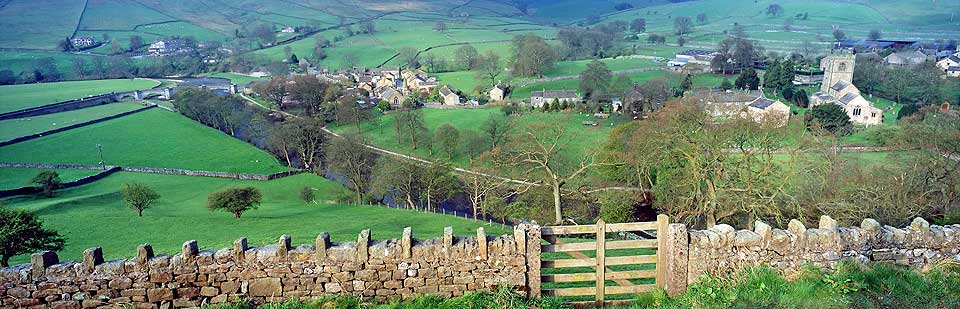 COUNTRYSIDE: Eller landsbygda som vi kaller det p� godt norsk. Spesielt i Yorkshire Dales, Wales og Skottland kan man traske opp p� en h�yde og se ned p� sm� klassiske britiske landsbyer.