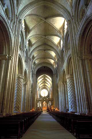 KATEDRAL: Katedralen i Durham er enorm og imponerer alle som kommer innenfor d�rene. Byen er heller ikke � forakte, sv�rt velstelt og godt bevart.